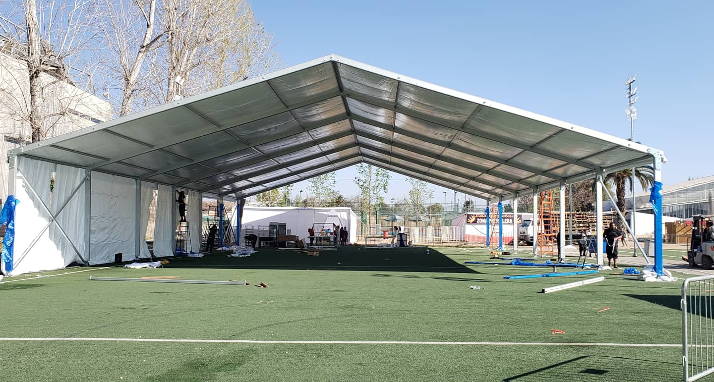 Interior amplio carpa